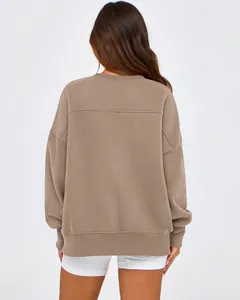 Vue arrière d'un sweat-shirt marron surdimensionné pour femme avec col rond décontracté.
