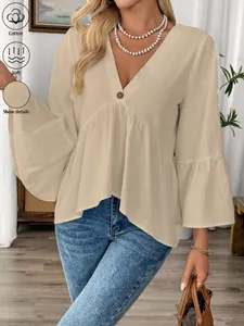 Detailansicht einer beigen Baumwollbluse mit V-Ausschnitt, Rüschenärmeln und Textur