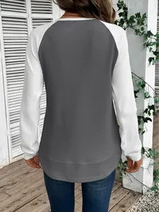 Vue arrière d'un t-shirt à manches longues pour femmes en maille gaufrée bicolore