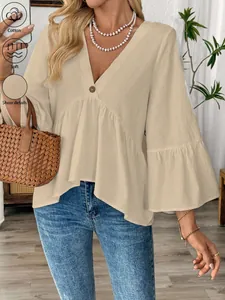 Detailansicht einer beigen Baumwollbluse mit V-Ausschnitt und Volantärmeln.