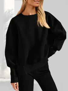 Vue détaillée d'un sweat-shirt noir ample à col rond pour femme avec fente latérale