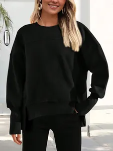 Détail d'un sweat-shirt noir décontracté pour femme avec fentes latérales élégantes