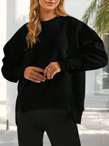Vue détaillée d'un sweat-shirt noir surdimensionné pour femme avec fentes latérales