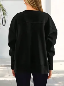 Vue arrière d'un sweat-shirt noir surdimensionné à manches longues avec poignets