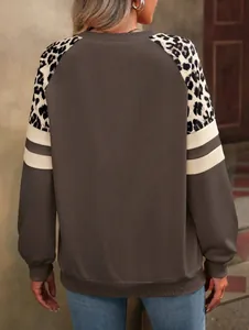 Vue arrière du sweat marron avec empiècements léopard aux épaules et rayures crème aux manches