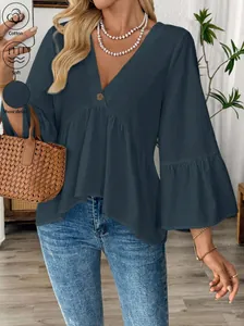 Detailaufnahme eines eleganten dunkelblauen Baumwolltops mit V-Ausschnitt und Volants