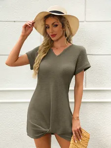 Mini abito estivo in maglia waffle con scollo a V e nodo frontale per copricostume.