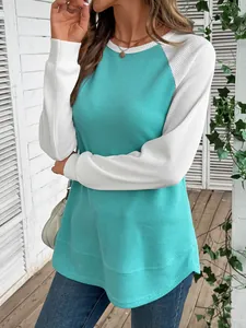 Gros plan sur la texture nid d'abeille de ce t-shirt à manches longues bicolore bleu et blanc