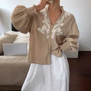 Elegante camicetta bohémien kaki a maniche lunghe con ricamo floreale e bottoni
