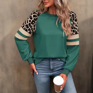 Sweat-shirt vert pour femme avec manches léopard et rayures sportives contrastées.