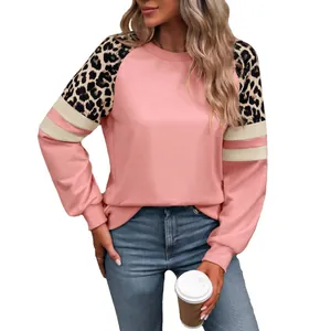 Sweat-shirt rose décontracté pour femmes avec manches raglan léopard et rayures.
