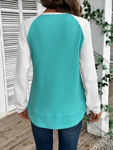 Vue arrière d'un haut à manches longues en maille gaufrée pour femme, turquoise et blanc.