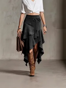 Jupe en daim noire rétro avec ourlet irrégulier à franges dans un style western