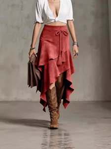 Jupe midi asymétrique en daim de style Western avec pompons et ceinture en corde tressée