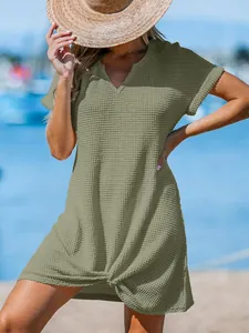 Copricostume da spiaggia kaki in maglia a nido d'ape con scollo a V e nodo.