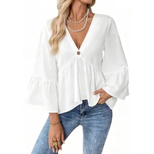 Elegante weiße Baumwollbluse mit V-Ausschnitt und modischen Rüschen-Glockenärmeln.