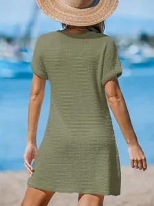 Vista posteriore di un copricostume da spiaggia in maglia a nido d'ape verde oliva