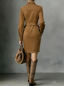 Vue arrière montrant la texture de la robe chemise en daim marron avec sa ceinture assortie.