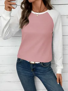 T-shirt gaufré à manches longues avec design color block et col rond décontracté pour femme