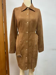 Vue détaillée d'une robe chemise en suédine marron avec boutons et ceinture assortie à la taille