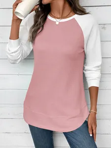 Vue détaillée d'un t-shirt à manches raglan en maille gaufrée rose et blanc pour femme