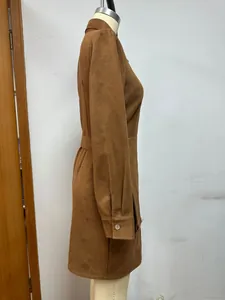 Vue latérale d'une robe chemise marron en daim à manches longues avec ceinture et bouton aux poignets