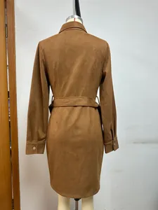 Vue arrière d'une robe chemise en daim camel haut de gamme avec ceinture assortie.