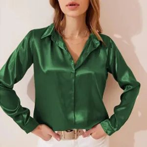 Detailansicht eines eleganten grünen langärmeligen Satin-Hemdes mit Knöpfen für Damen Mode