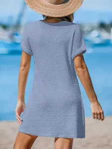 Dettaglio ravvicinato del retro di un abito da spiaggia blu in maglia a nido d'ape.