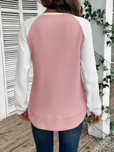 Vue arrière d'un t-shirt à manches longues en tricot gaufré bicolore rose et blanc.