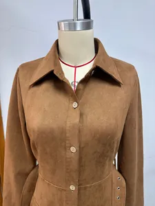 Vue détaillée d'une robe chemise à manches longues en daim marron avec ceinture sur mannequin