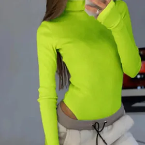 Nahaufnahme eines neon-grünen Langarm-Rollkragen-Bodysuits mit gerippter Textur