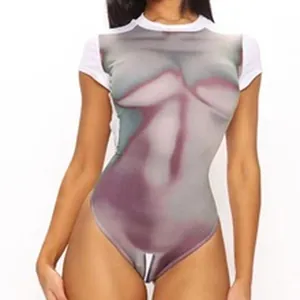 Nahaufnahme eines kurzärmeligen Bodysuits mit künstlerischem Körperkontur-Grafikdruck.
