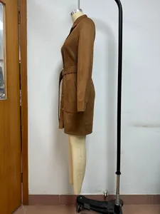 Vue de côté d'une robe chemise marron en faux daim à manches longues avec ceinture