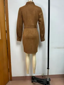 Vue arrière d'une robe chemise marron en faux daim à manches longues avec ceinture assortie.