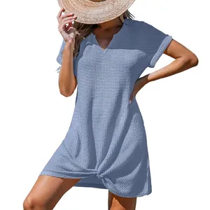 Abito corto casual in maglia a nido d'ape con scollo a V e nodo per la spiaggia estiva