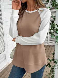 Détail d'un t-shirt à manches longues en maille gaufrée pour femme avec blocs de couleurs.