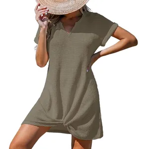 Abito da spiaggia marrone da donna con scollo a V, maglia a nido d'ape e nodo.