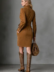Robe chemise élégante en daim marron à manches longues avec ceinture et bottes hautes
