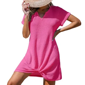 Abito da spiaggia rosa acceso in maglia a nido d'ape con scollo a V e nodo alla moda