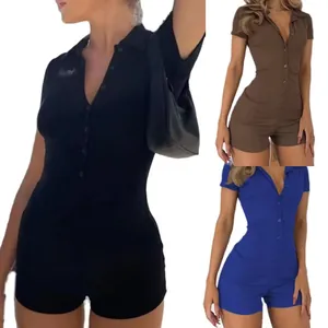 Eng anliegender gerippter Kurzarm-Jumpsuit mit Kragen und Knöpfen in drei Farben
