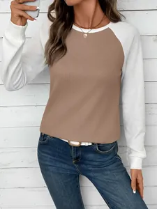 Haut élégant en maille gaufrée à blocs de couleurs pour femmes avec manches raglan blanches