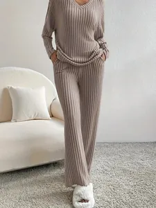 Eleganter mokka gerippter Strick-Zweiteiler mit V-Ausschnitt Oberteil und weiter Hose