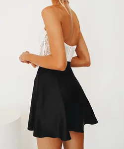 Detailansicht eines schwarzen Satin-Minirocks mit hoher Taille und eleganter A-Linien-Form