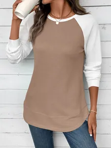 Vue détaillée d'un t-shirt à manches longues bicolore en maille gaufrée élégante