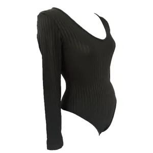 Macro-weergave van zwarte geribbelde bodysuit met lange mouwen en V-hals textuur