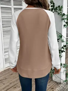 Vue arrière d'un t-shirt à manches longues bicolore en maille gaufrée marron et blanc