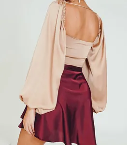 Rückansicht eines eleganten burgunderroten Satin-Wickelrocks mit hoher Taille für Ballett