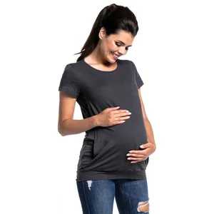 Dettaglio di una maglietta premaman e da allattamento grigio scuro a maniche corte