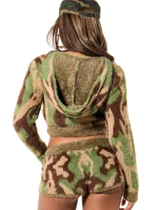 Tweeledige camouflage gebreide set met cropped hoodie en bijpassende shorts